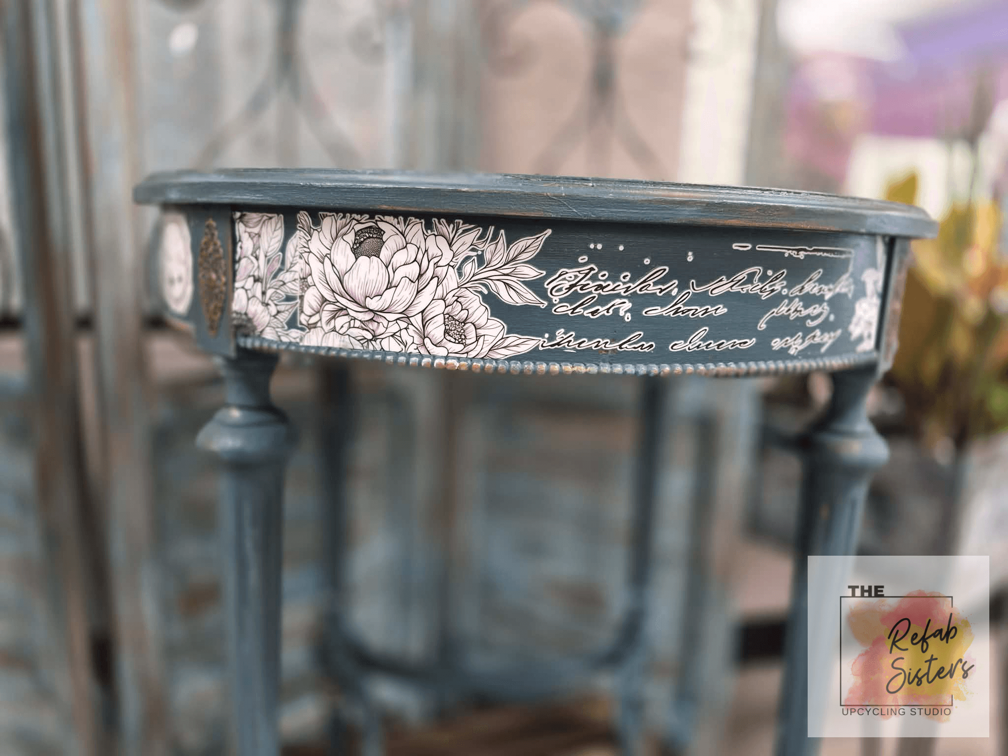 Round Accent Table with Rooster Design - Thumbnail 4