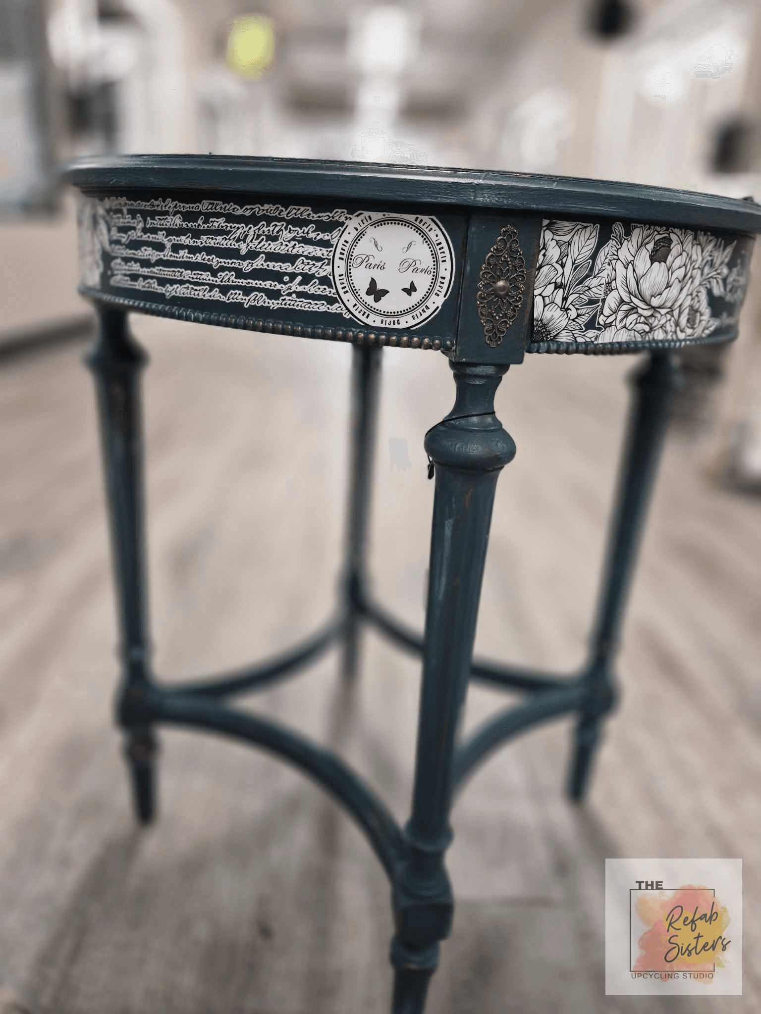 Round Accent Table with Rooster Design - Thumbnail 5