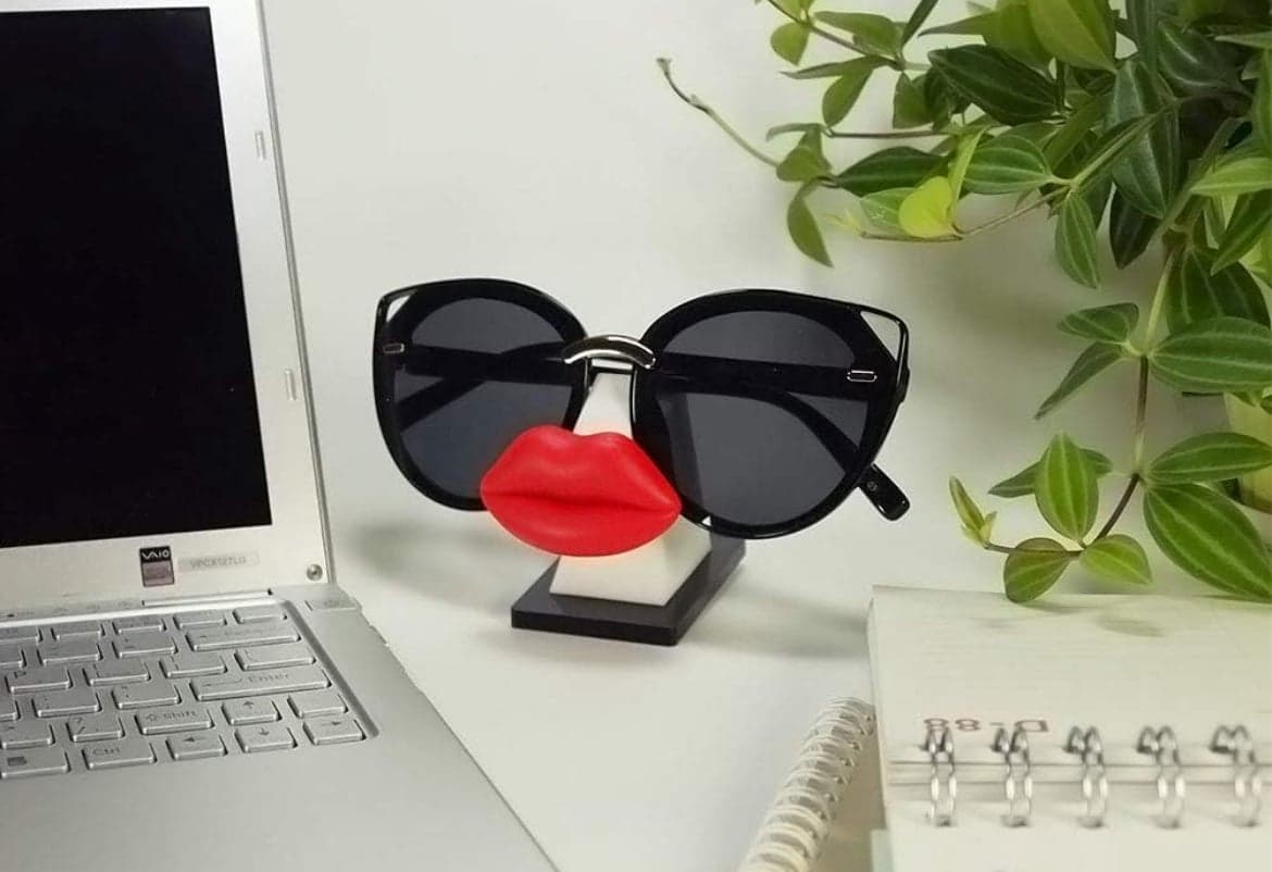 Sunglass + Eyeglass Display Stand Red Lips Design - Thumbnail 3