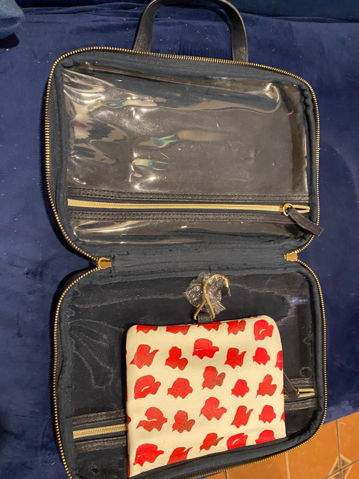 New Estée Lauder Red Lips Large Make-Up Bag w/ Hanger - Thumbnail 3