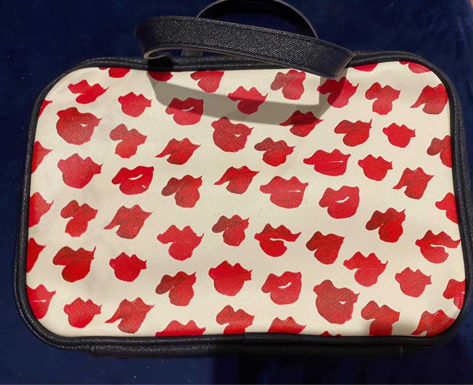 New Estée Lauder Red Lips Large Make-Up Bag w/ Hanger - Thumbnail 2