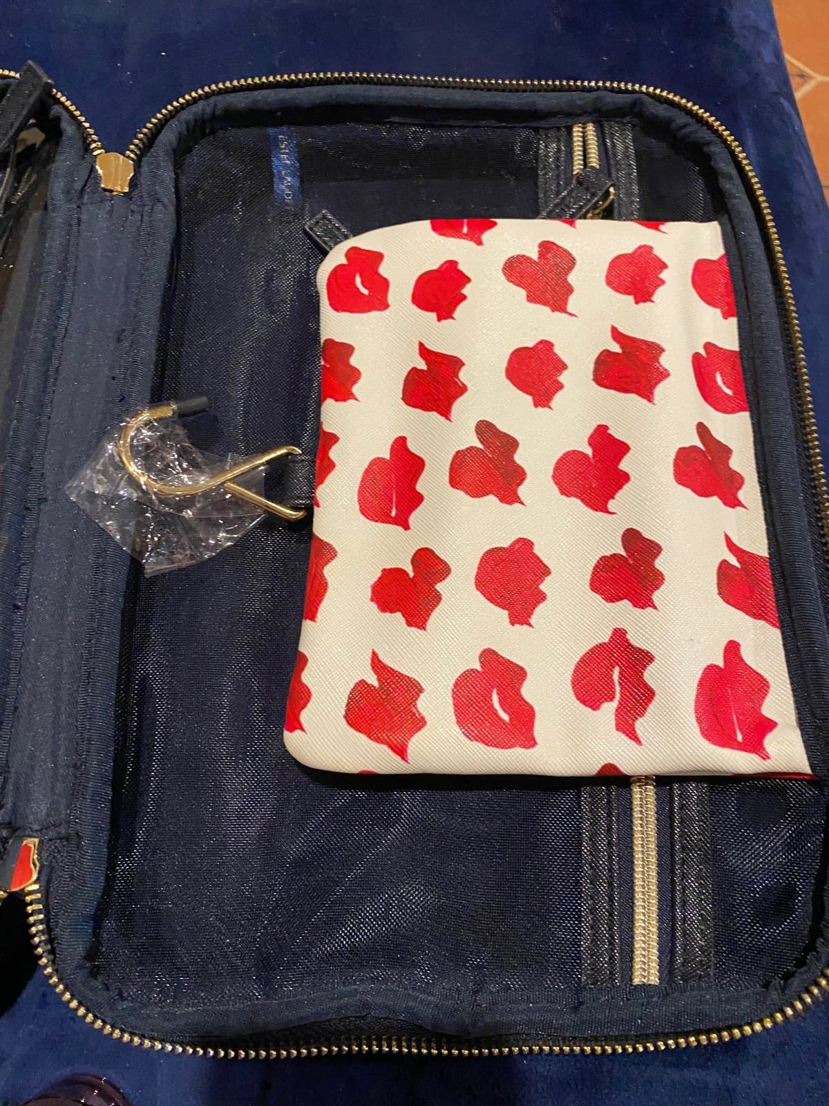 New Estée Lauder Red Lips Large Make-Up Bag w/ Hanger - Thumbnail 5