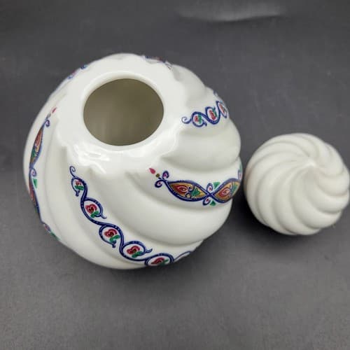 Vintage Byzantium Elizabeth Arden White Swirl Vase with Lid & Soap Trinket Dish - Thumbnail 7