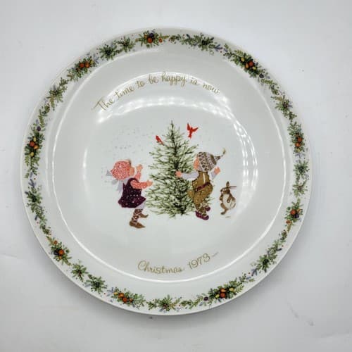 Holly Hobbie Christmas 1973 Commemorative Plate 'The Time to be Happy is Now' - Thumbnail 5