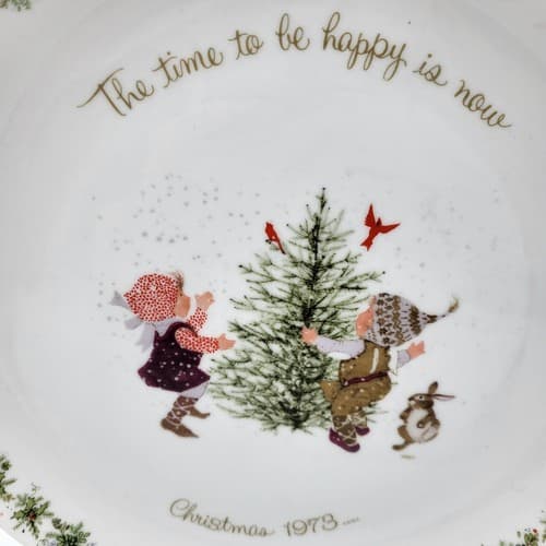 Holly Hobbie Christmas 1973 Commemorative Plate 'The Time to be Happy is Now' - Thumbnail 2