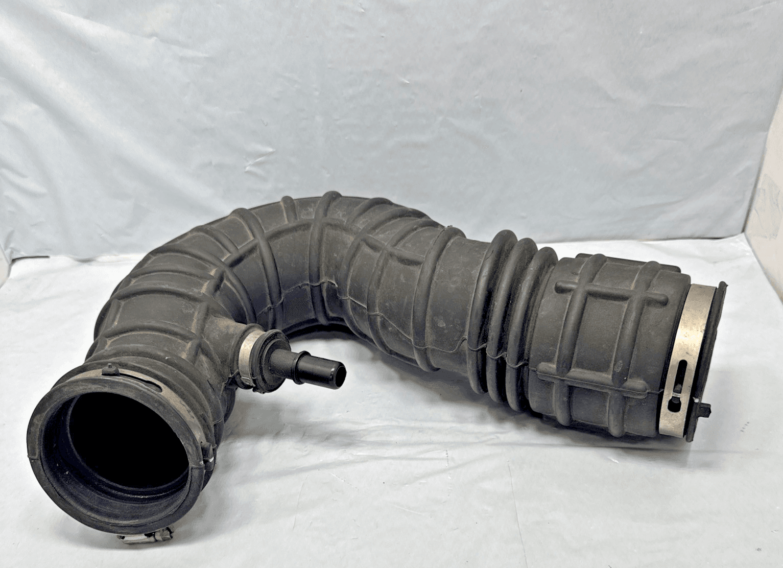 2005-2010 FORD MUSTANG 3.5L V6 AIR INTAKE HOSE TUBE OEM 4R3U-9R504-AE - Image 1