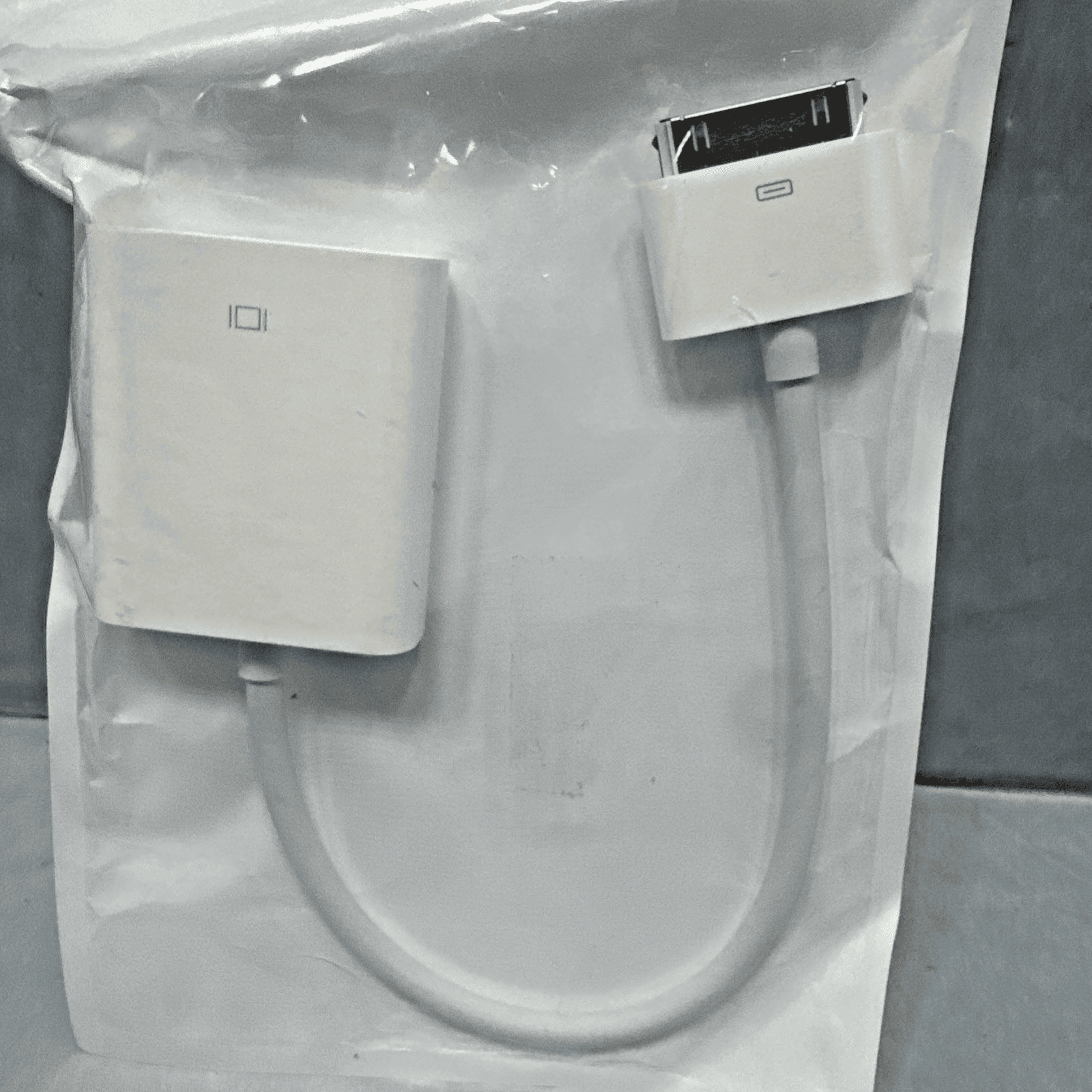 New Genuine Apple 30-Pin to VGA Adapter Cable [A1368] MC552ZM/B iPod iPad iPhone - Thumbnail 2