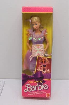 Vintage Mattel 1985 Gift Giving Barbie #1922 Sealed Box She has a gift for you! - Image 1