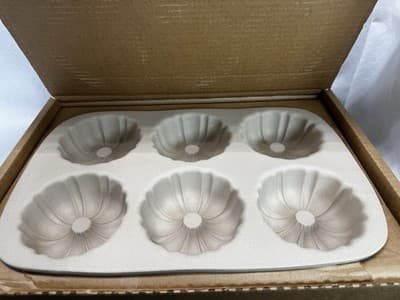 Pampered Chef Classics Mini Fluted Pan 6 Bundt Cakes Stoneware #1441 - Thumbnail 3