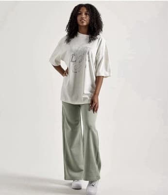 Nike Womens White Oversized Fit T-Shirt W/Rhinestone "Just Do It" Graphic XL