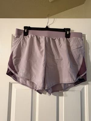 NWT Women’s Under Armor Fly By 2.0 Shorts. Large