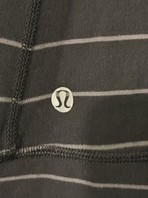 Lululemon Women's Workout Running Shirt W/Thumb Holes Size 6 P2P Is 14” - Thumbnail 5