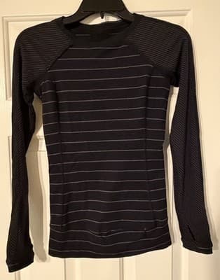 Lululemon Women's Workout Running Shirt W/Thumb Holes Size 6 P2P Is 14”