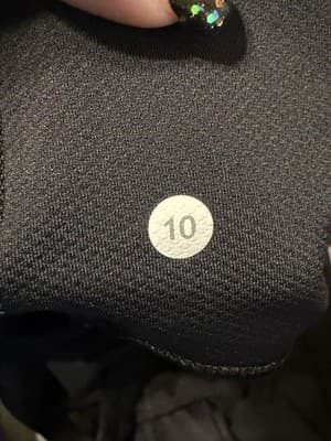 Lululemon Tank Black Size 10 With Scrunch On The Bottom - Thumbnail 4