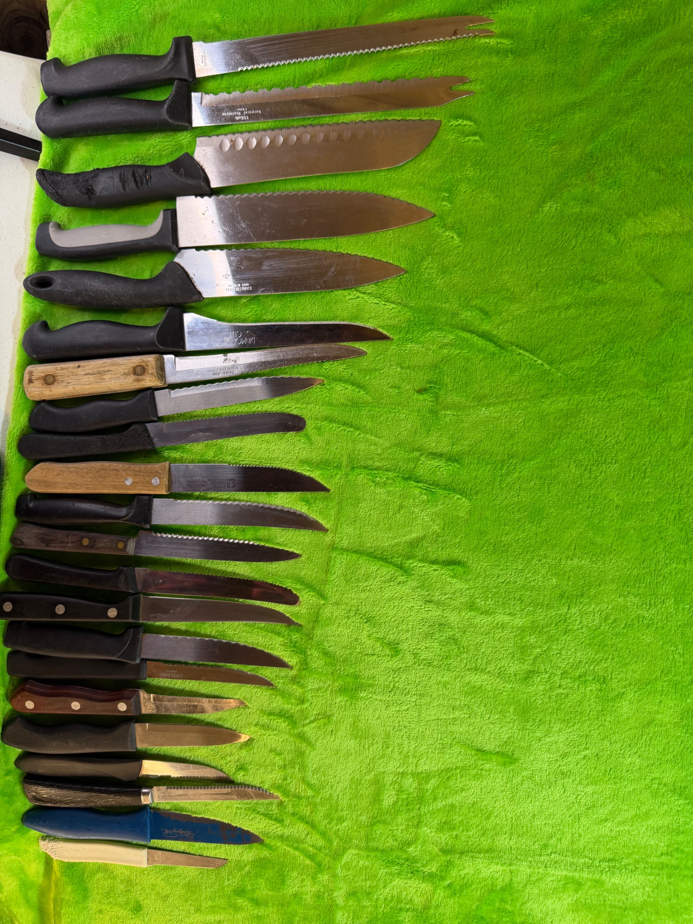 22 Assorted Kitchen Knives Set with Various Handles and Blade Types - Thumbnail 2
