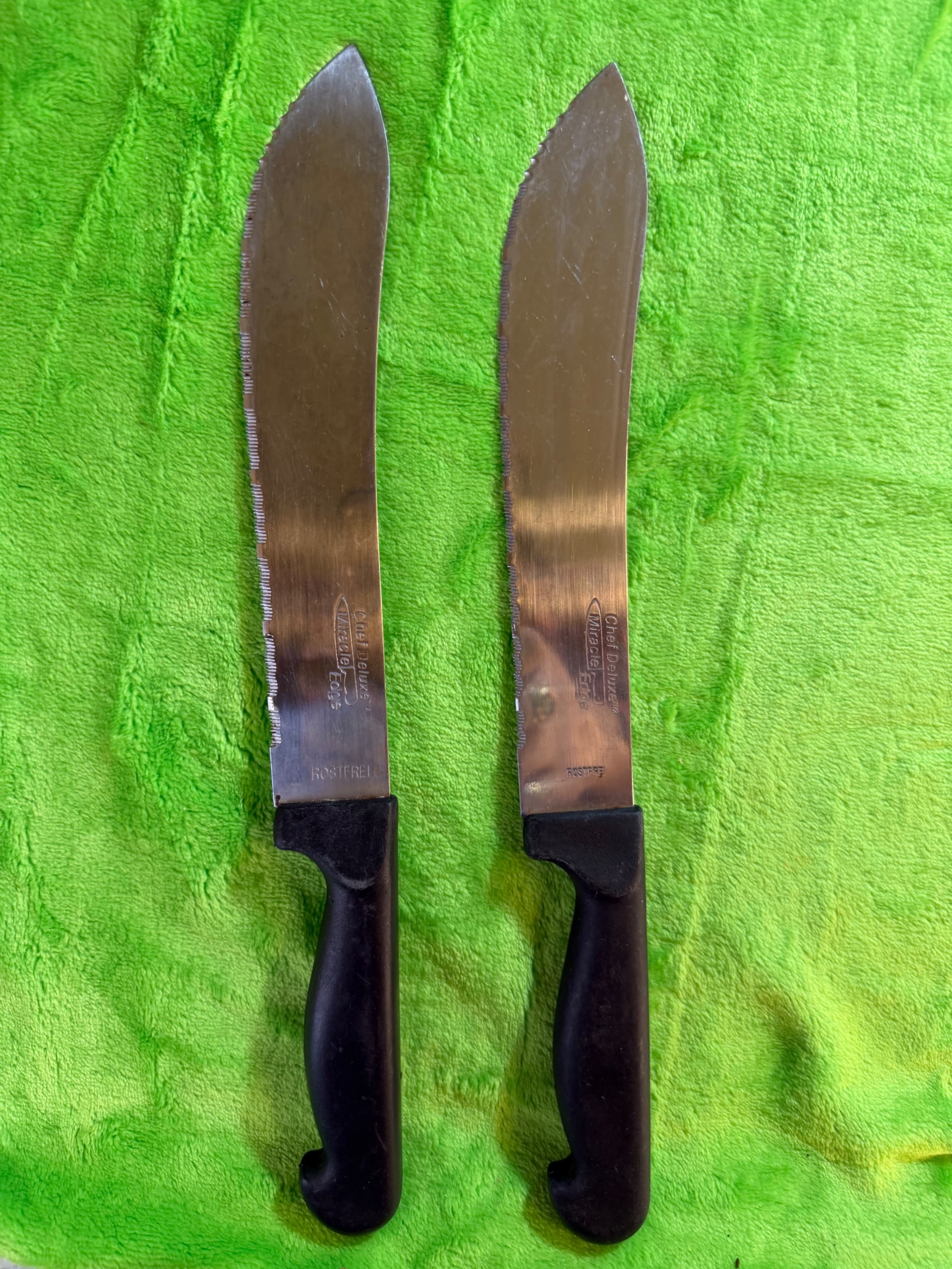 Chef Deluxe Miracle Edge Serrated Knives with Black Handles - Image 1