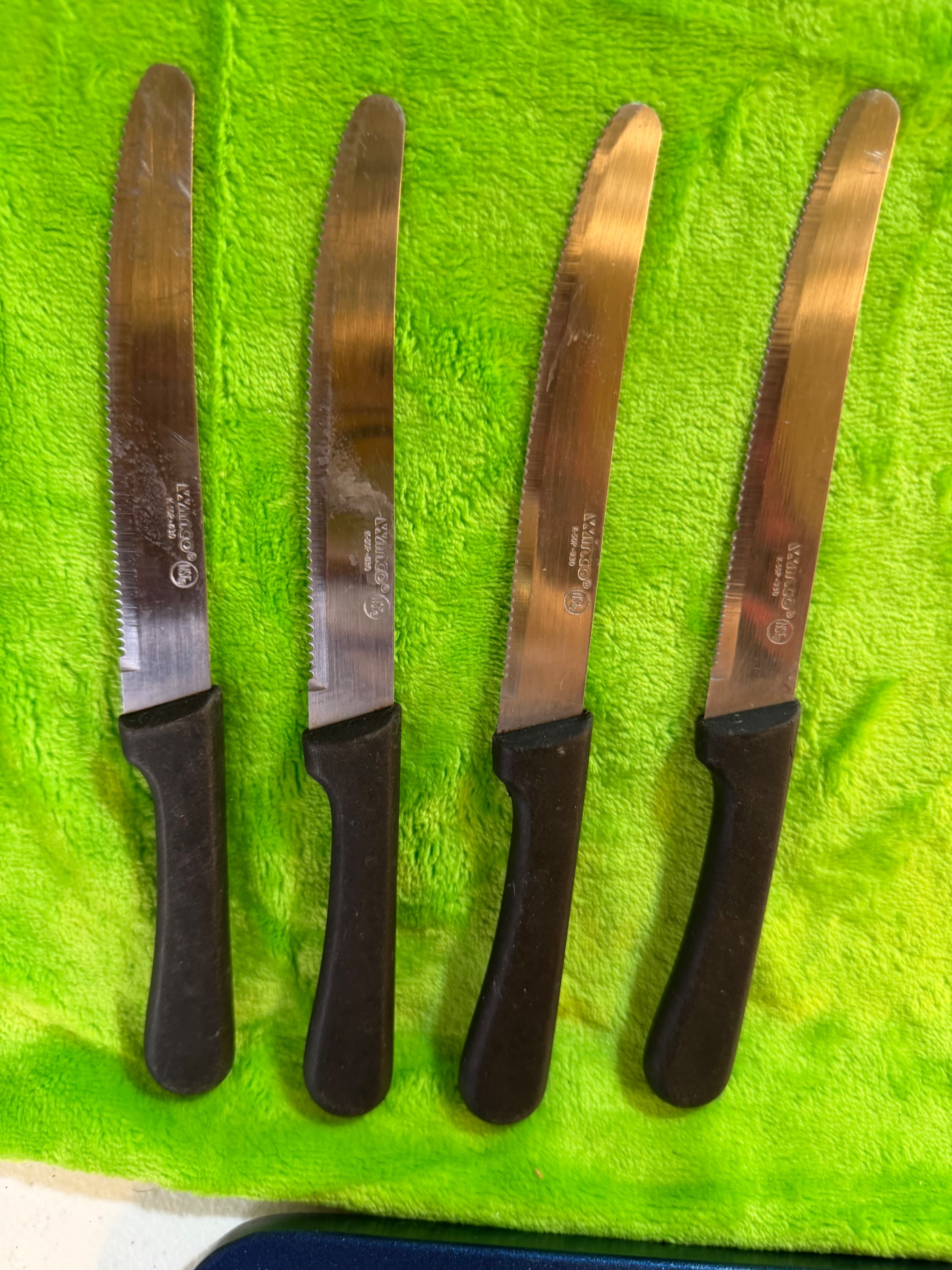 Winco K-50P-430 Serrated Steak Knives Set of 4 Black Handle - Image 1