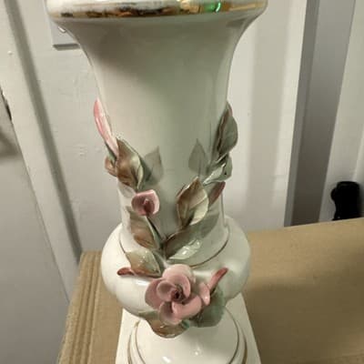 Vintage Lg. Porcelain Soft White Table Lamp w/ Applied Roses 17” Made in Japan - Thumbnail 3