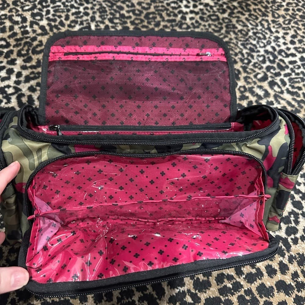 Lug Camo Trolley in Olive Green and Hot Pink - Thumbnail 4