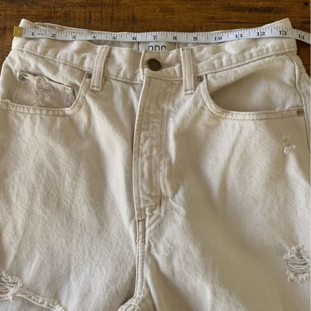 BDG High-Rise Distressed Jeans in Off-White - Thumbnail 7