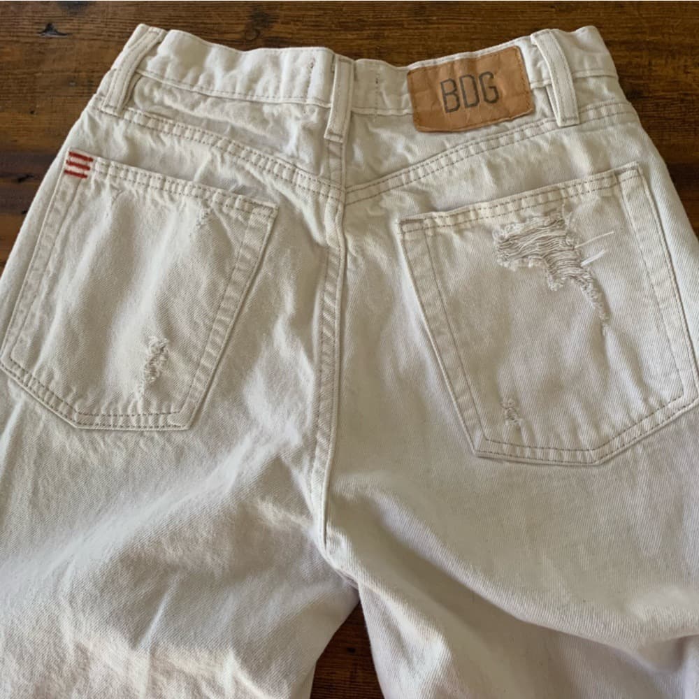 BDG High-Rise Distressed Jeans in Off-White - Thumbnail 4