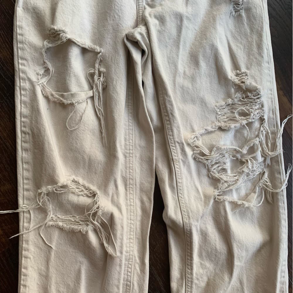 BDG High-Rise Distressed Jeans in Off-White - Thumbnail 10
