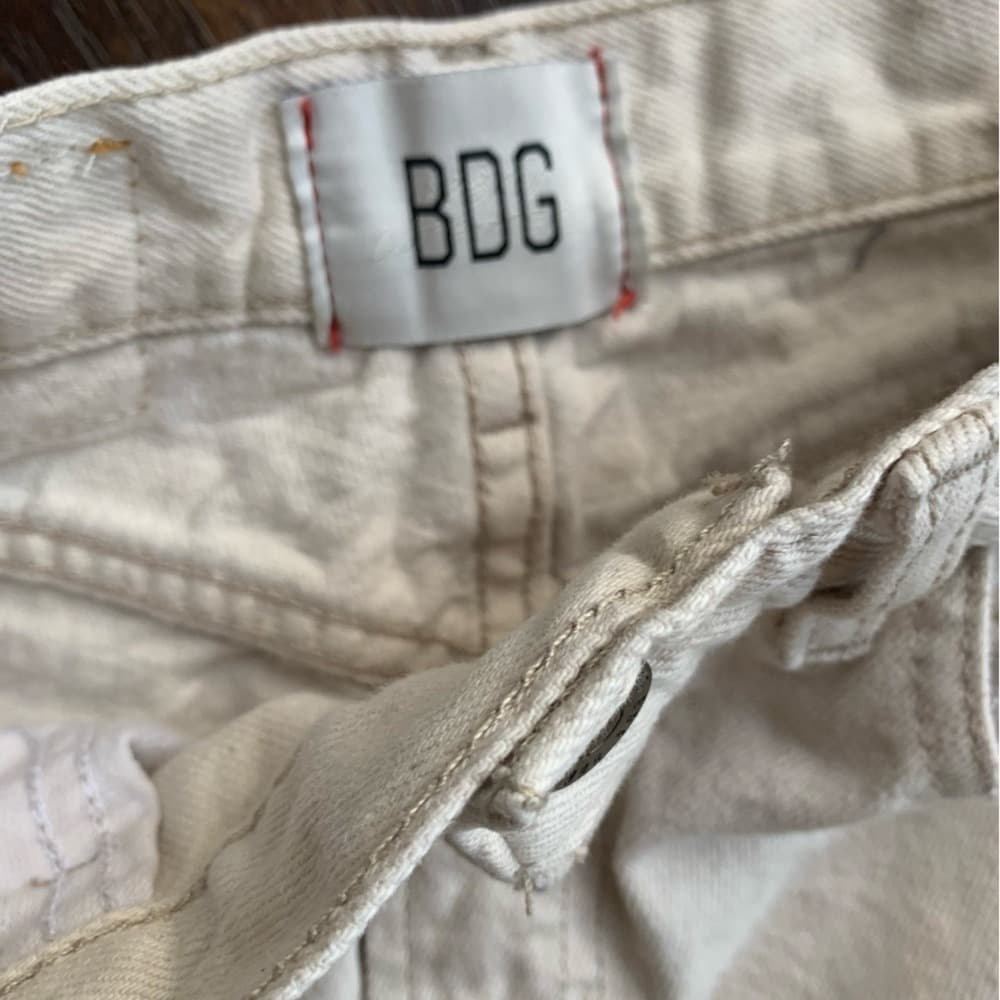 BDG High-Rise Distressed Jeans in Off-White - Thumbnail 11