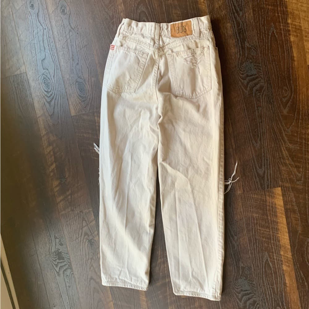 BDG High-Rise Distressed Jeans in Off-White - Thumbnail 3