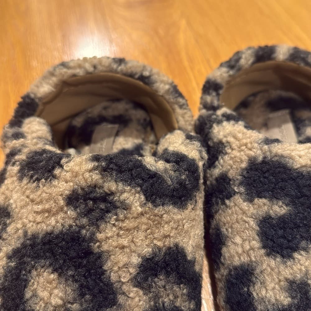 SKIMS Leopard Print Fuzzy Slippers - Thumbnail 6