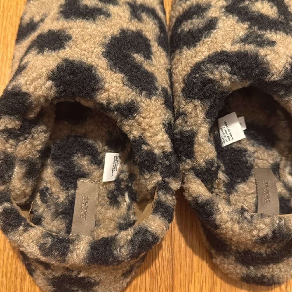 SKIMS Leopard Print Fuzzy Slippers - Thumbnail 5