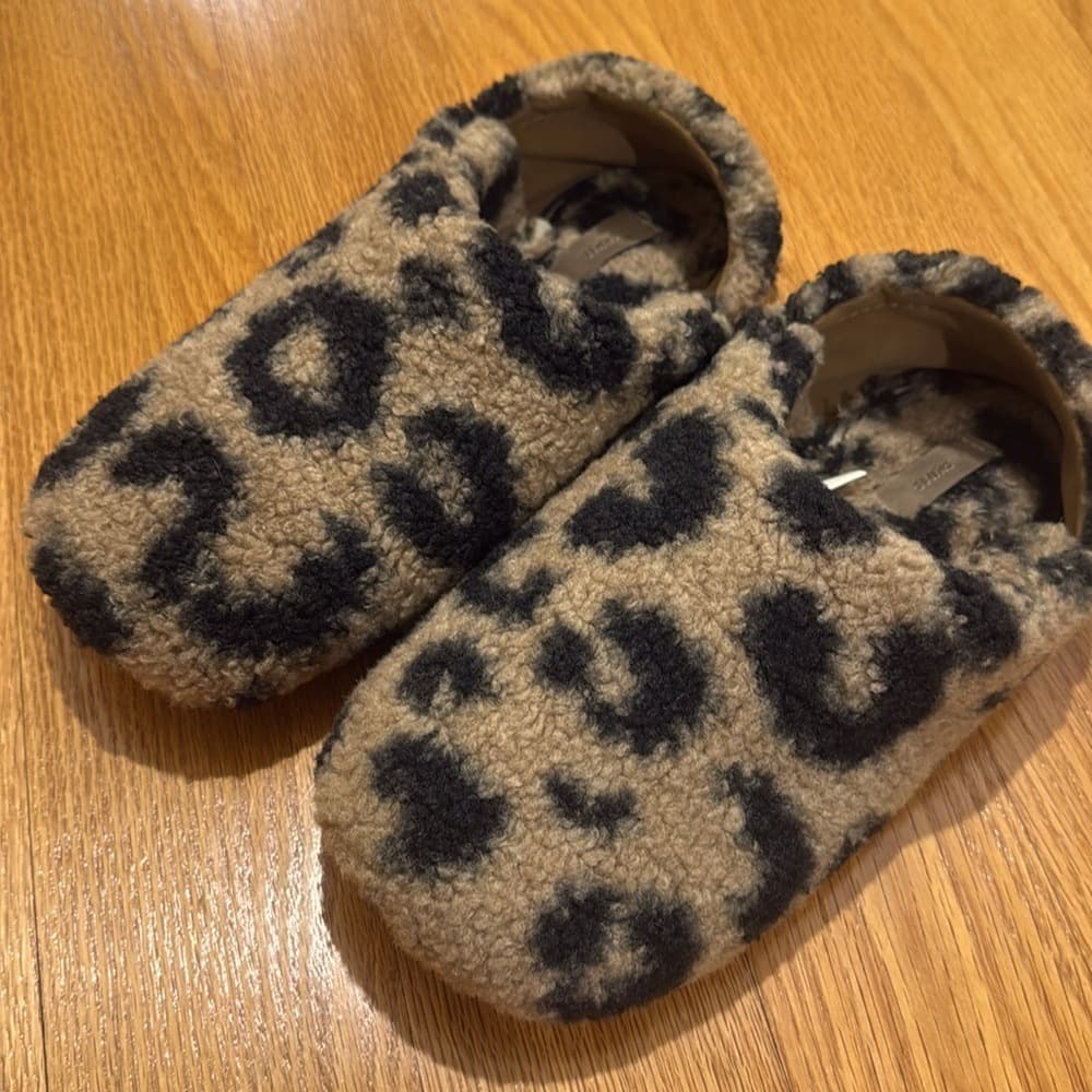 SKIMS Leopard Print Fuzzy Slippers - Thumbnail 4