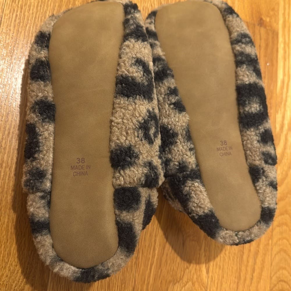 SKIMS Leopard Print Fuzzy Slippers - Thumbnail 7