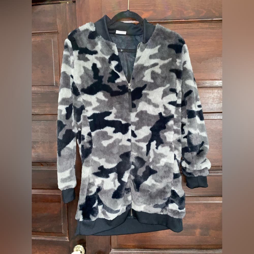 Columbia Women's Gray & Black Camo Fleece Zip Jacket