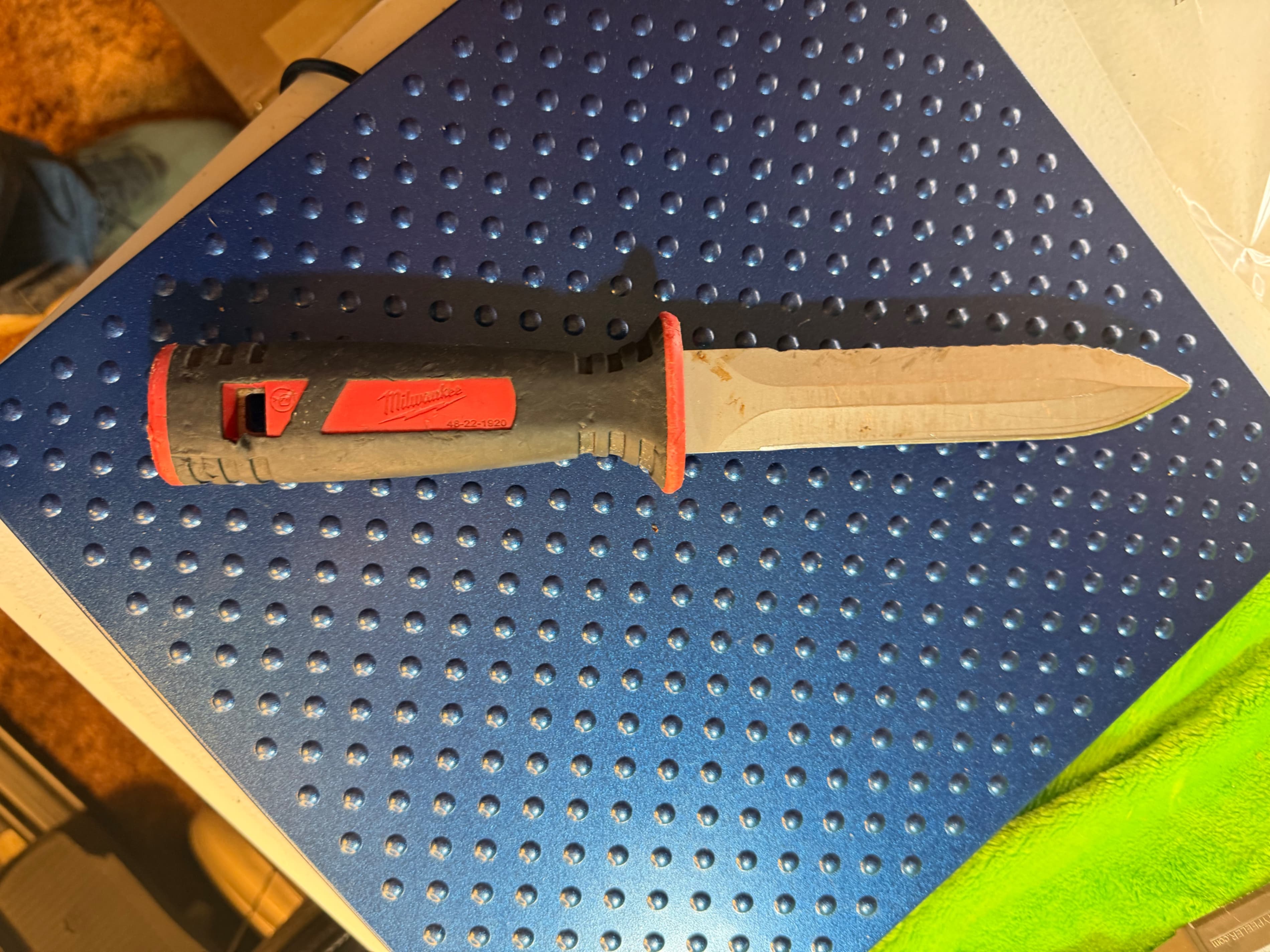 Milwaukee 48-22-1920 Fixed Blade Knife with Serrated Edge - Thumbnail 2