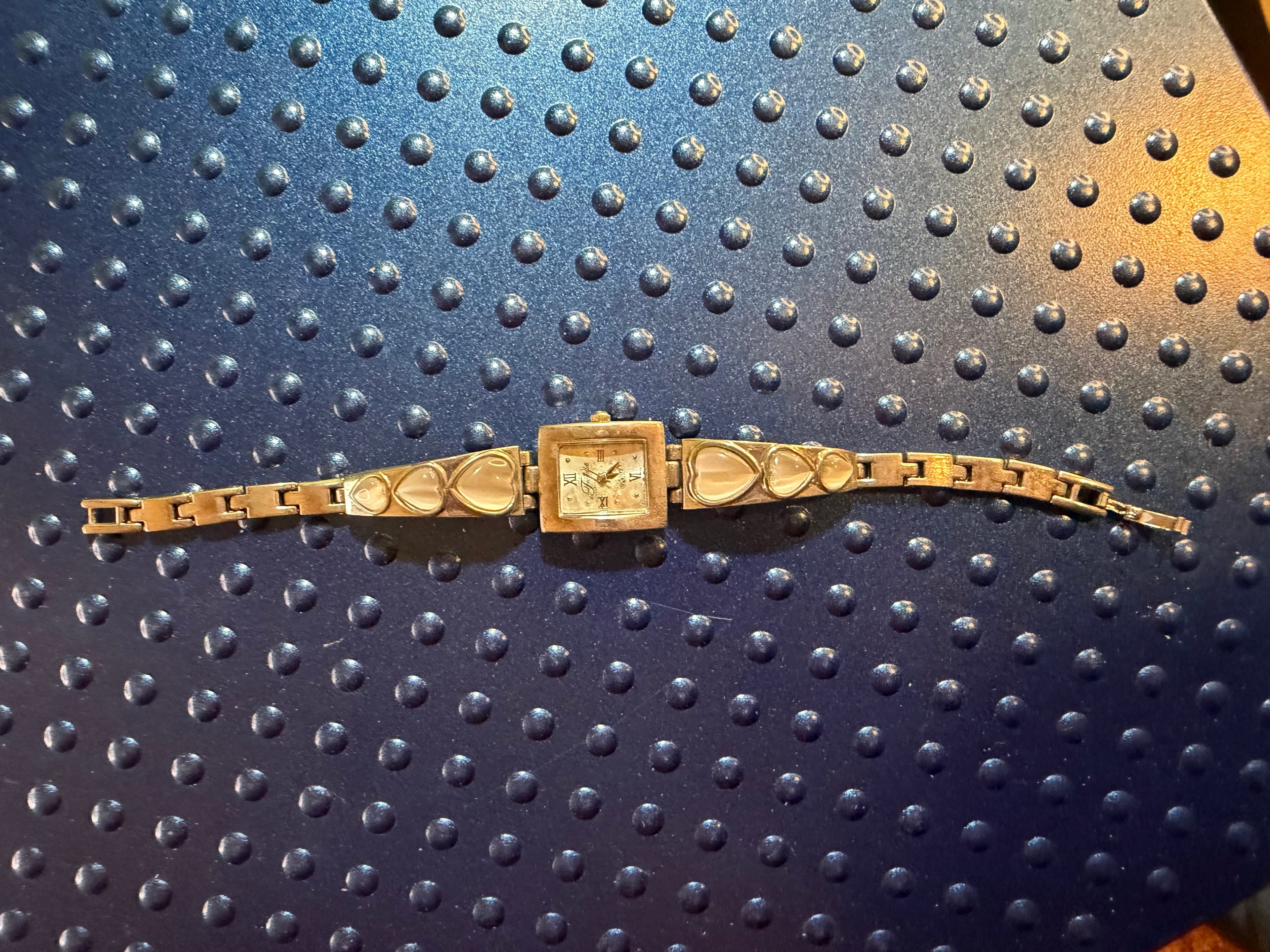 Fondiri Women's Quartz Silver Tone Bracelet Watch - Image 1