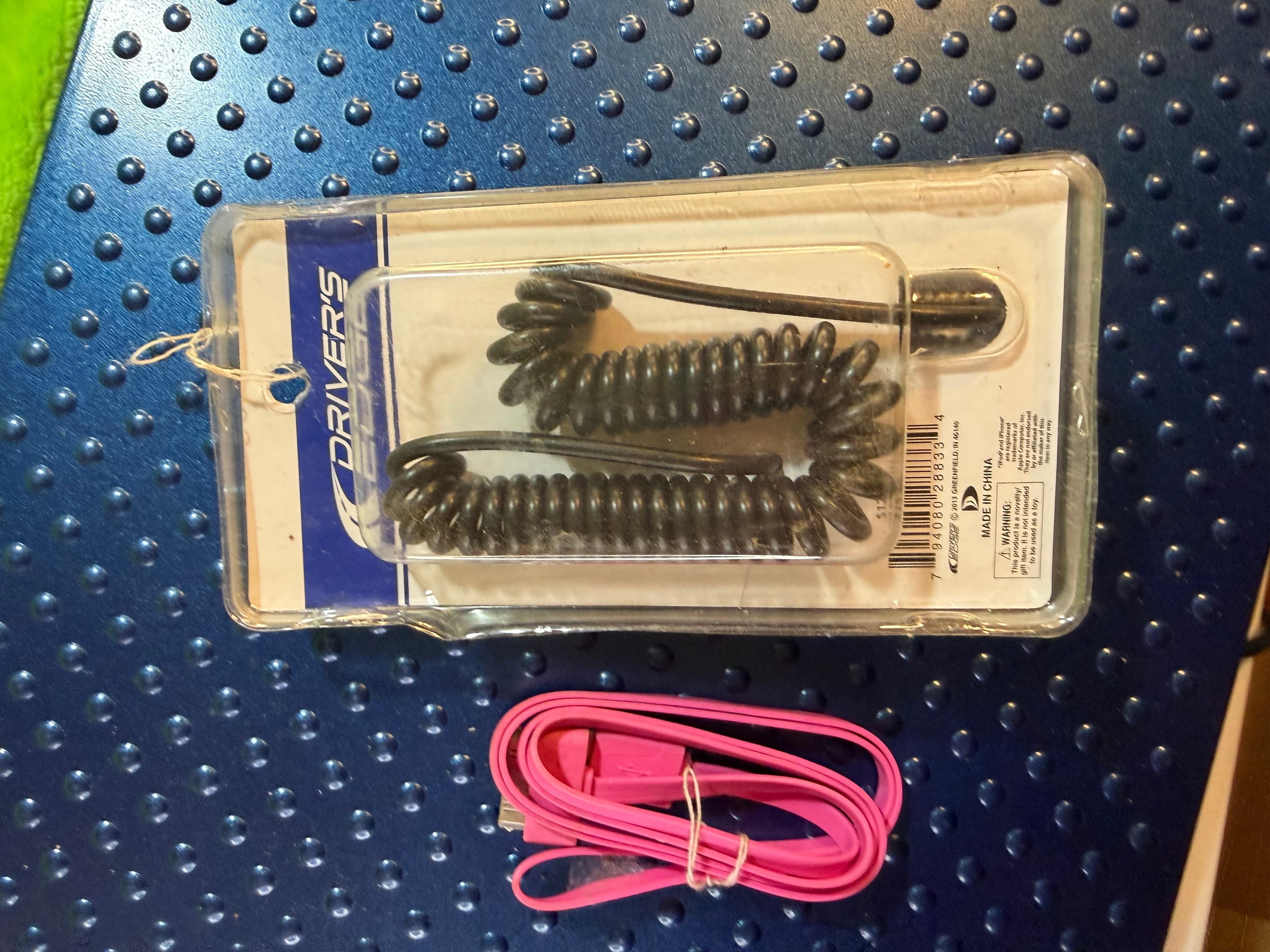 30 Pin Apple Charger Bundle Driver's Edge Car Charger + Pink USB Cable iPhone 4 - Thumbnail 2