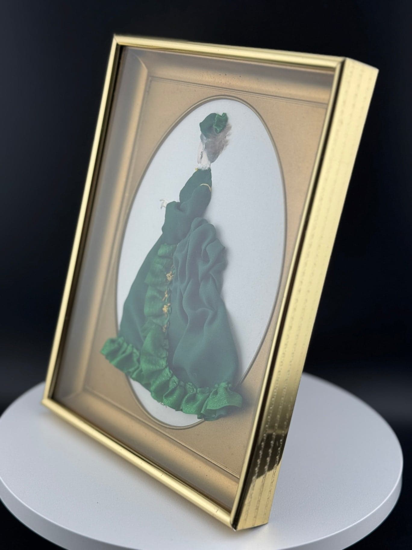 Victorian Woman Diorama - Green - Thumbnail 3