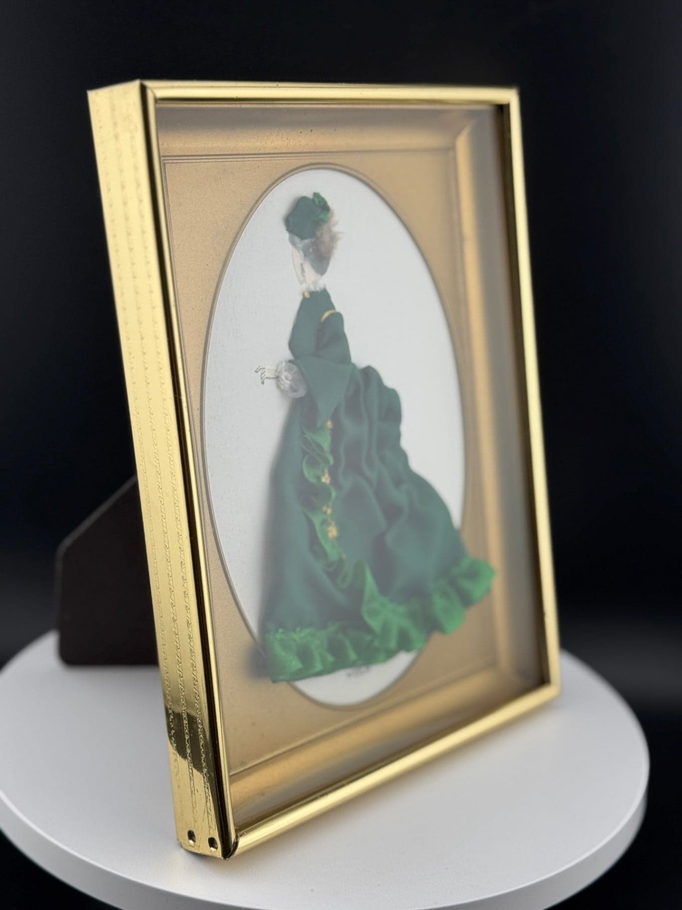 Victorian Woman Diorama - Green - Thumbnail 2