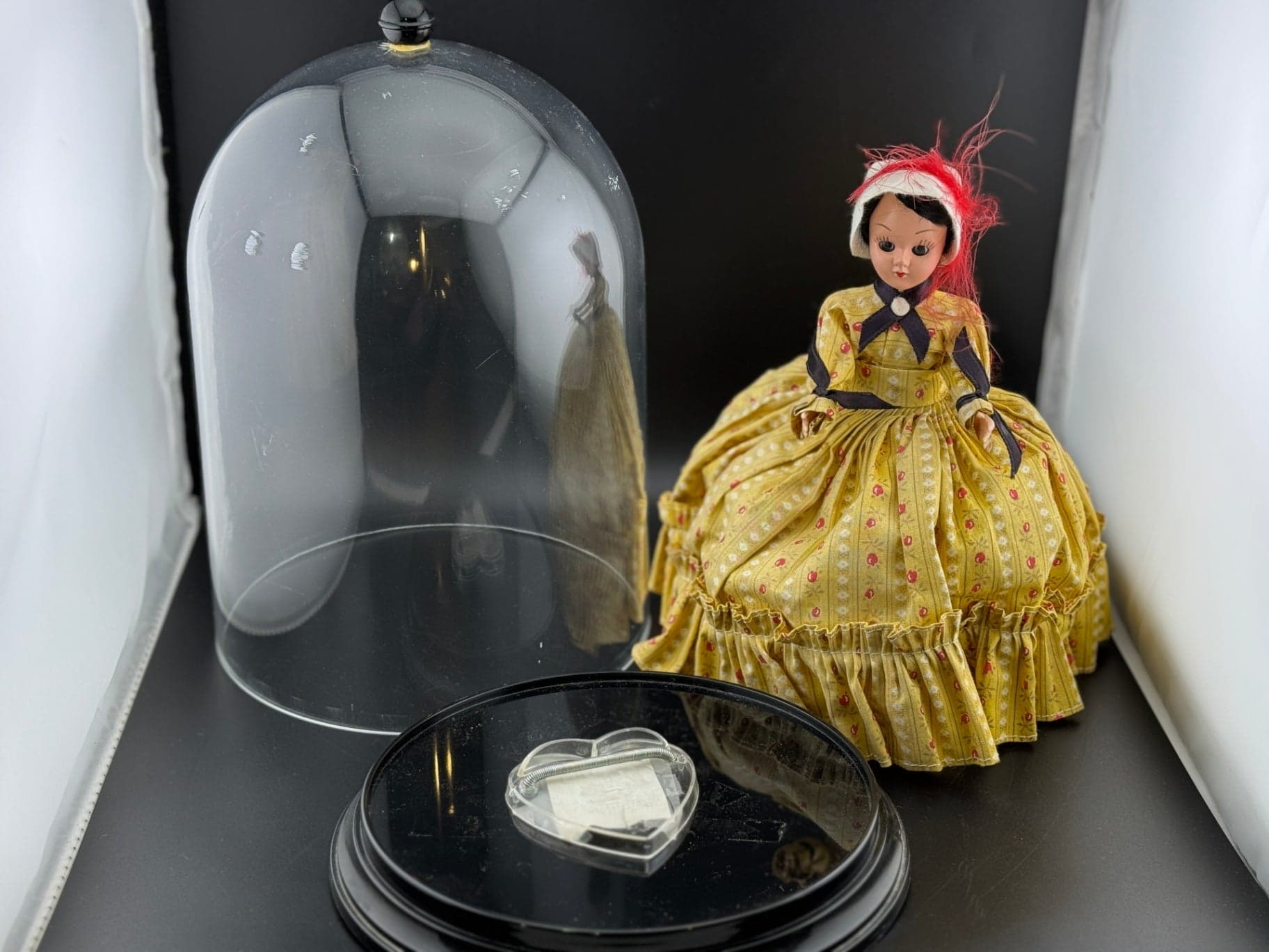 Vintage Doll in a Cloche - Thumbnail 2