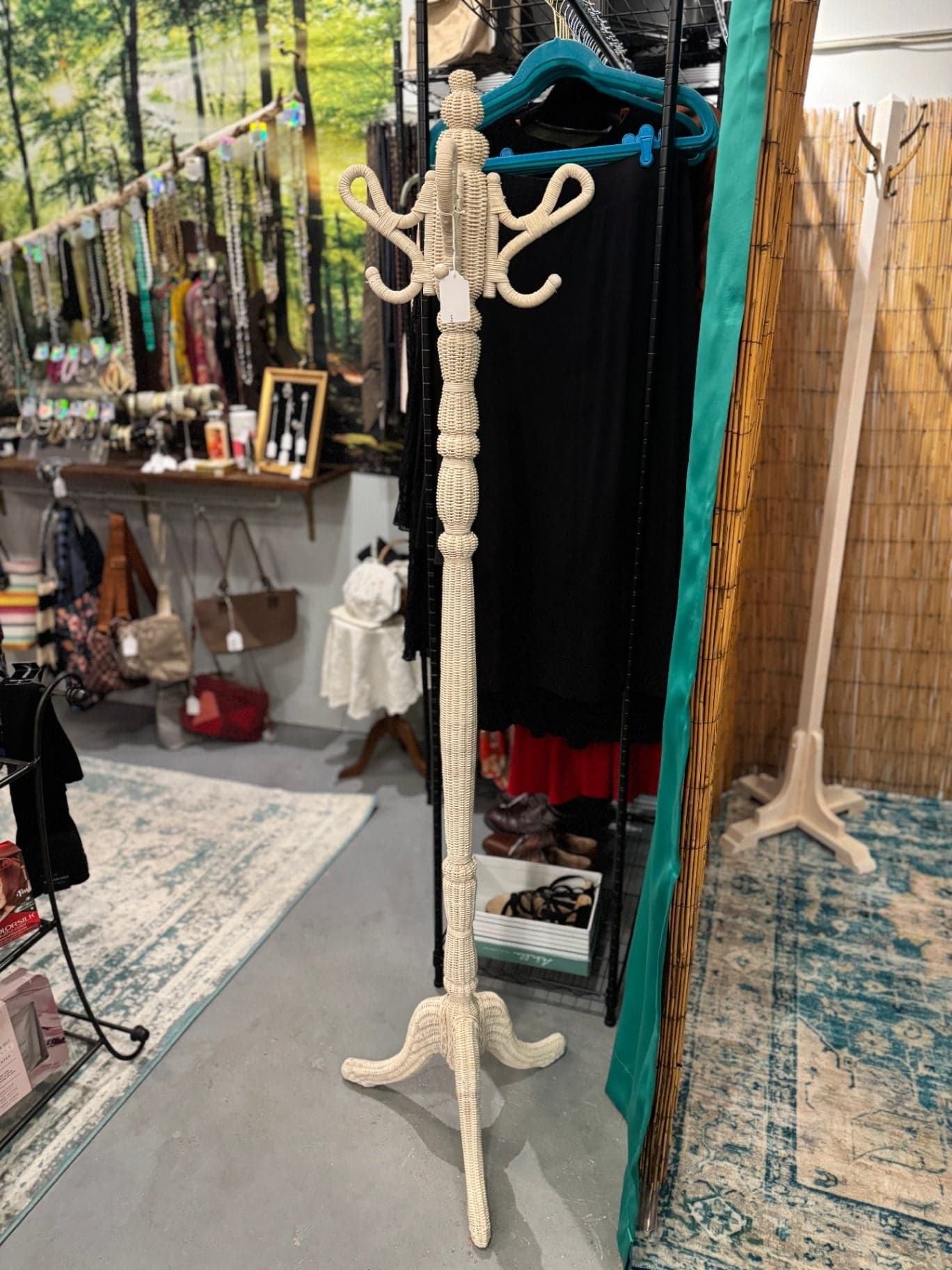 Vintage White Wicker Coat Rack - Thumbnail 4