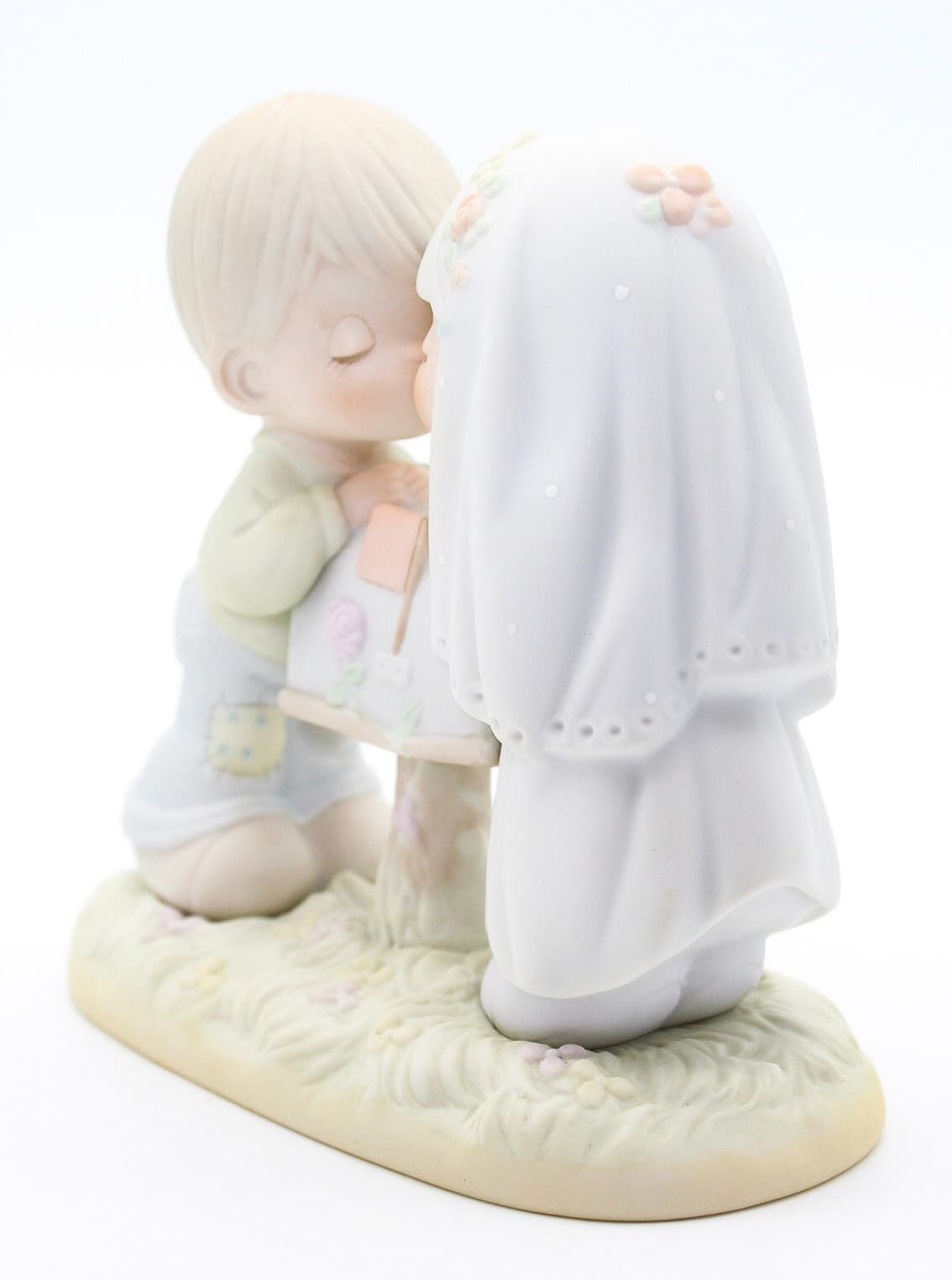 Precious Moments Sealed With A Kiss Enesco Porcelain Figurine 1992 - Thumbnail 2