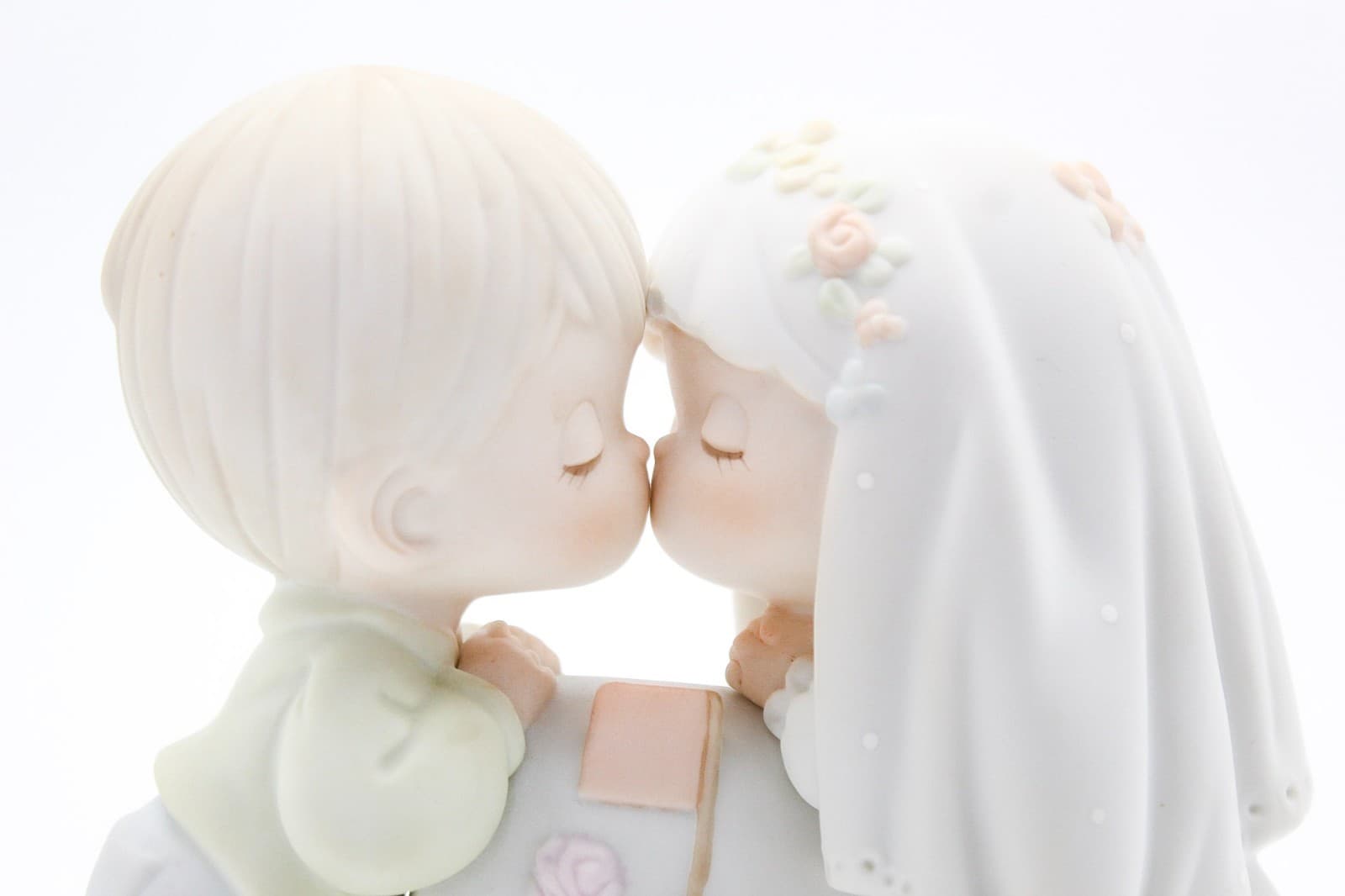 Precious Moments Sealed With A Kiss Enesco Porcelain Figurine 1992 - Thumbnail 6