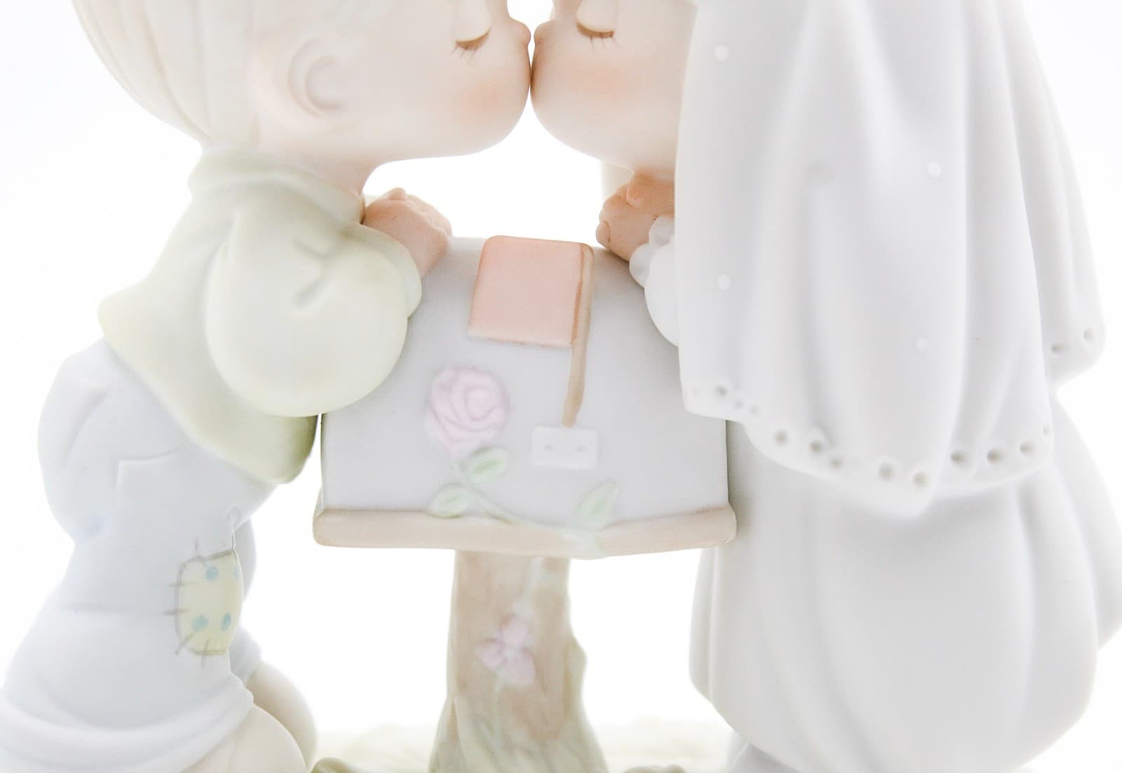 Precious Moments Sealed With A Kiss Enesco Porcelain Figurine 1992 - Thumbnail 5