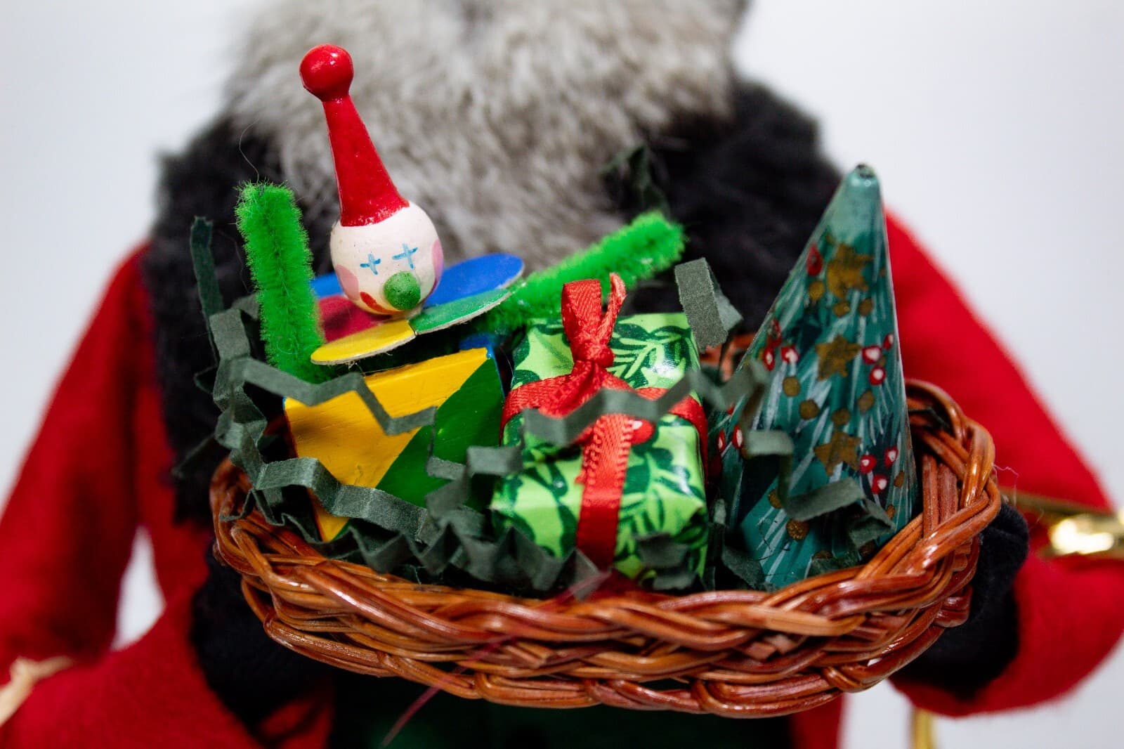 BYERS CHOICE Signed Caroler Grandparent Shopper Man Gifts Toys Horn Xmas Figure - Thumbnail 4
