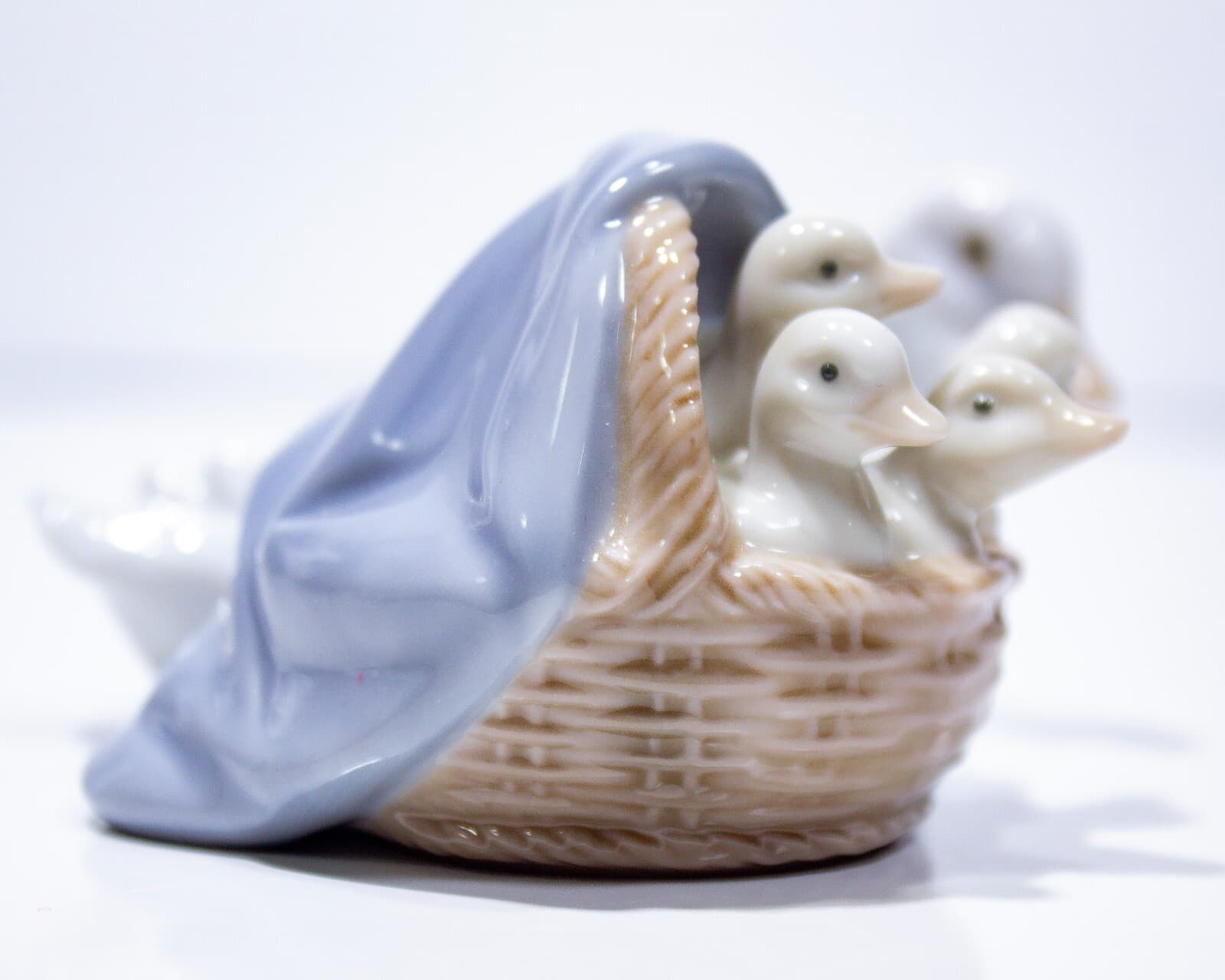 LLADRO Mother Duck With Ducklings Porcelain Figurine - Thumbnail 2