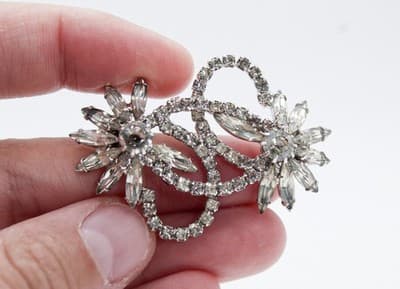 Vintage Looped Ribbon Motif Clear Rhinestone Floral Silver Tone Pin Brooch - Thumbnail 6