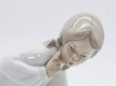 Lladro Made In Spain Little Girl With Slippers Glazed Porcelain Figurine - Thumbnail 2