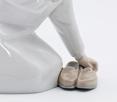 Lladro Made In Spain Little Girl With Slippers Glazed Porcelain Figurine - Thumbnail 3