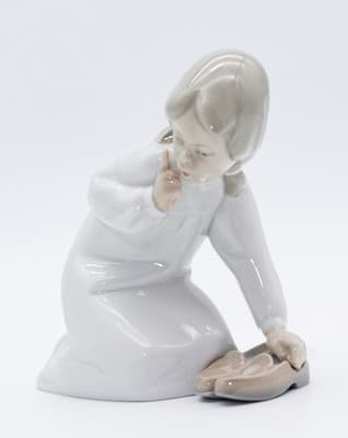 Lladro Made In Spain Little Girl With Slippers Glazed Porcelain Figurine - Thumbnail 4