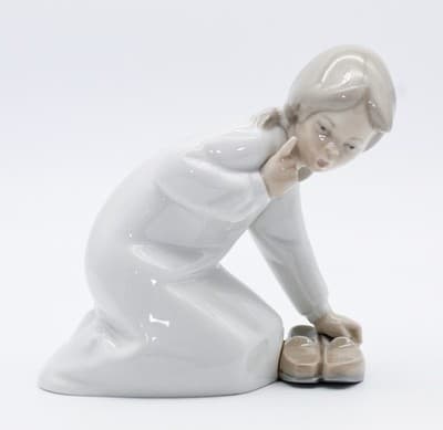 Lladro Made In Spain Little Girl With Slippers Glazed Porcelain Figurine - Thumbnail 7